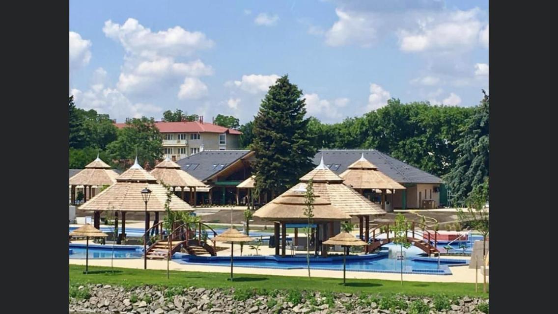 Bezso Apartman Hajduszoboszlo Exterior photo
